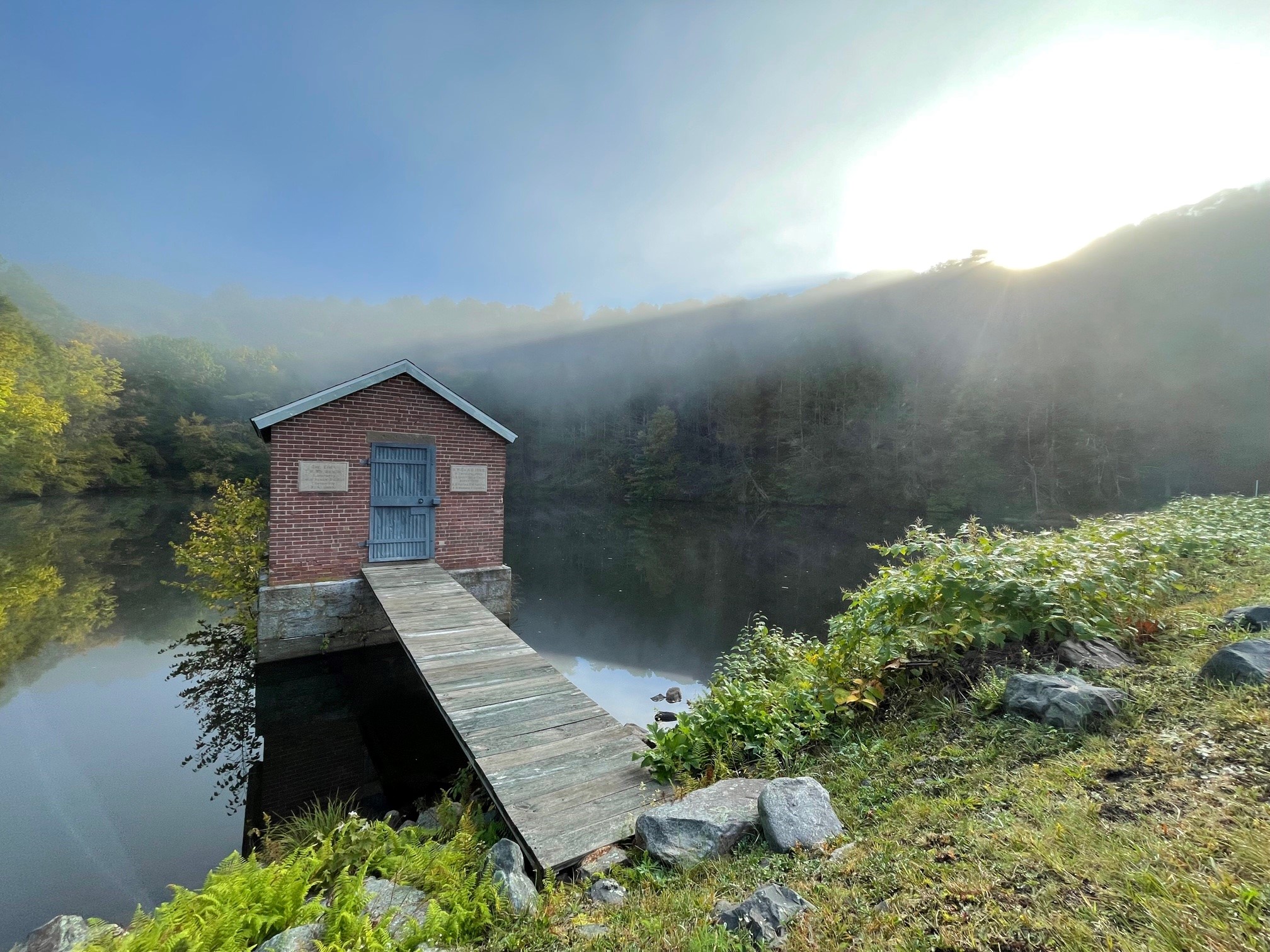 image of a utility shed on Straitsville reservoir